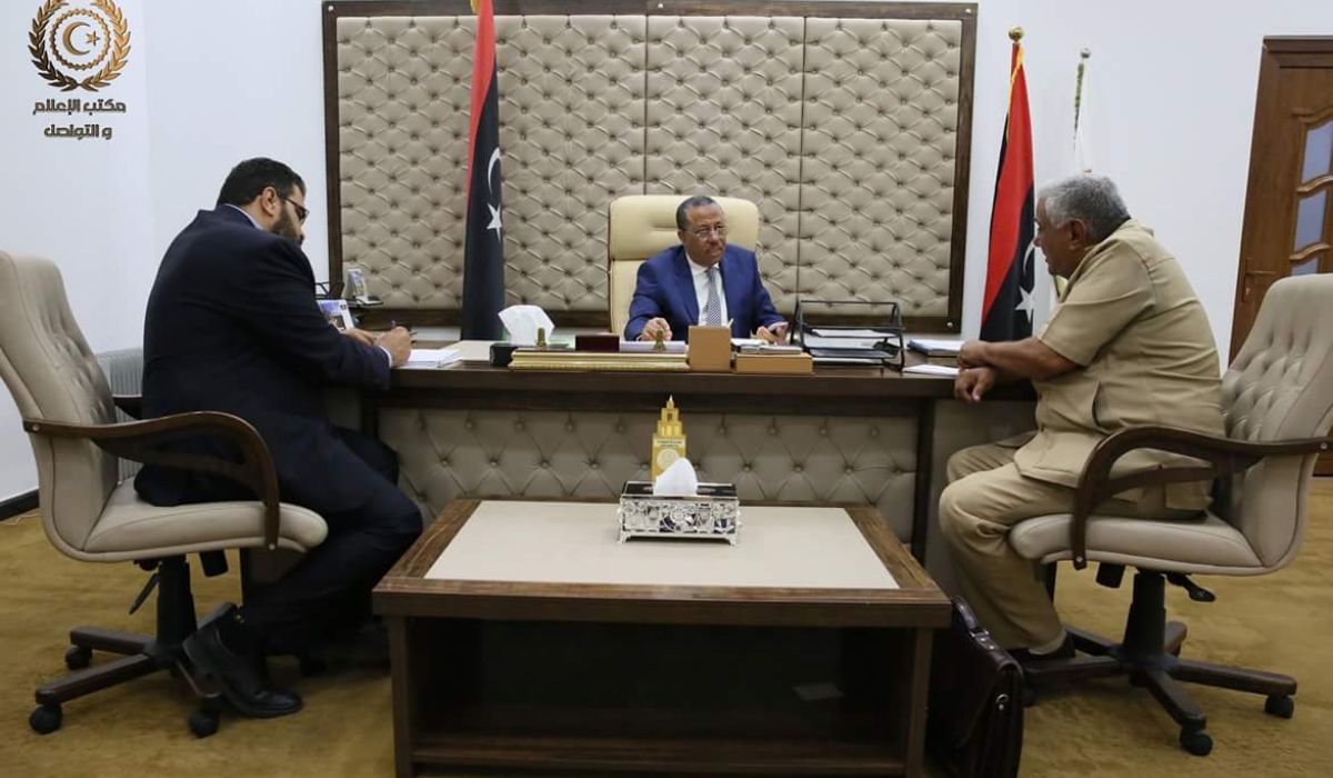 الثني يناقش المعوقات التي تواجه مشاريع بلدية طبرق