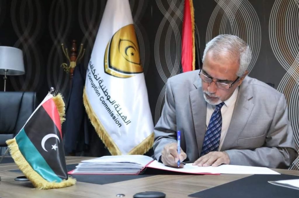 عدد من موظفي الجهات العامة يقدمون أوراقهم أمام هيئة مكافحة الفساد لغرض المشاركة في الانتخابات