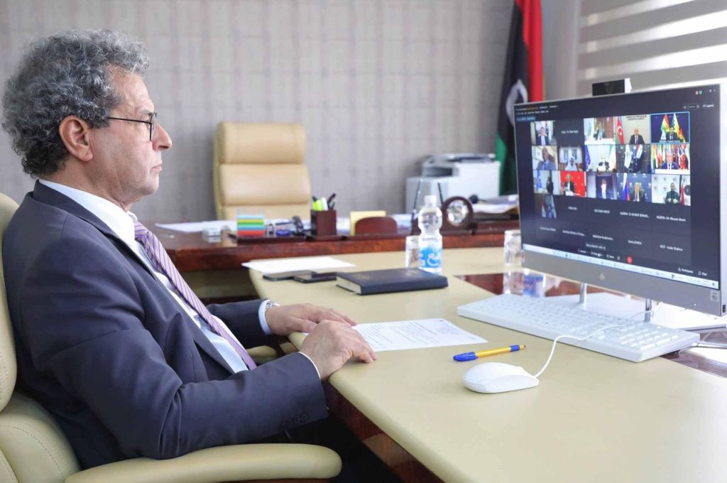 "الدبيبة" يستلم بطاقة تحصين من مدير عام المركز الوطني لمكافحة الأمراض