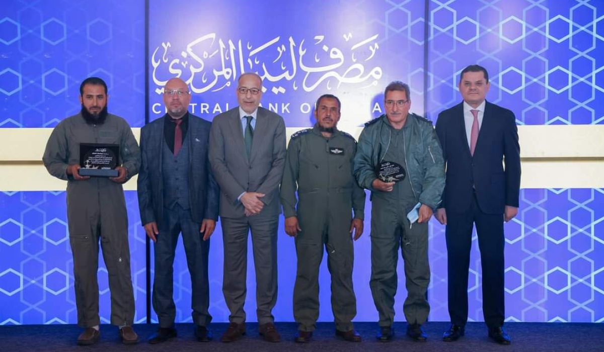 خلال حفل تكريم أعضاء طاقم الطائرة.. الدبيبة: نتمنى أن لا يكون هذا الحادث عائقًا أمام استمرار توفير السيولة النقدية لكافة المناطق