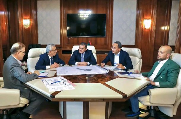 "الدبيبة" يبحث مع قبيلة العواقير الظروف الصعبة التي يعانيها المواطنين في الحدود الليبية المصرية