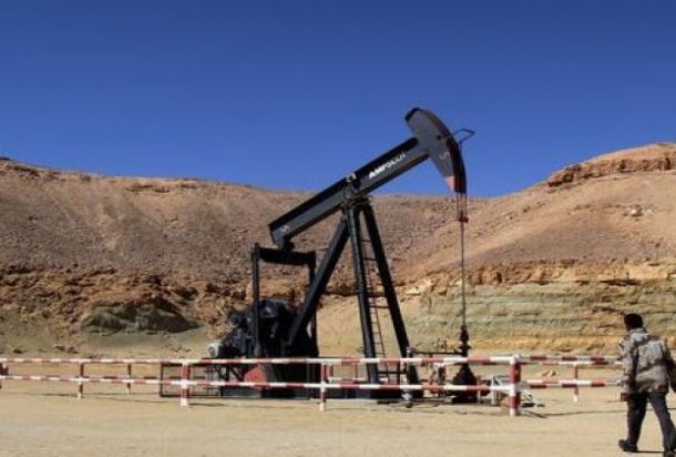 النفط يصل إلى أعلى مستوياته ، والمستثمرون في الانتظار