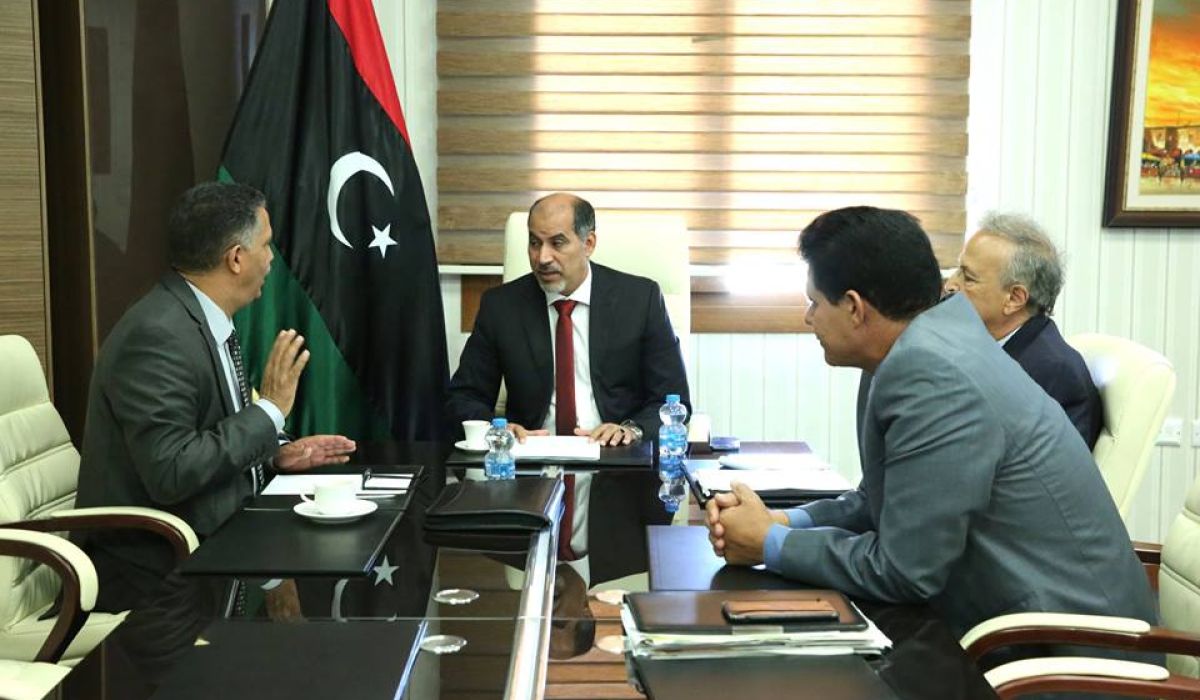 كاجمان يناقش سبل تذليل الصعوبات بمطار معيتيقه الدولي مع وزير المواصلات