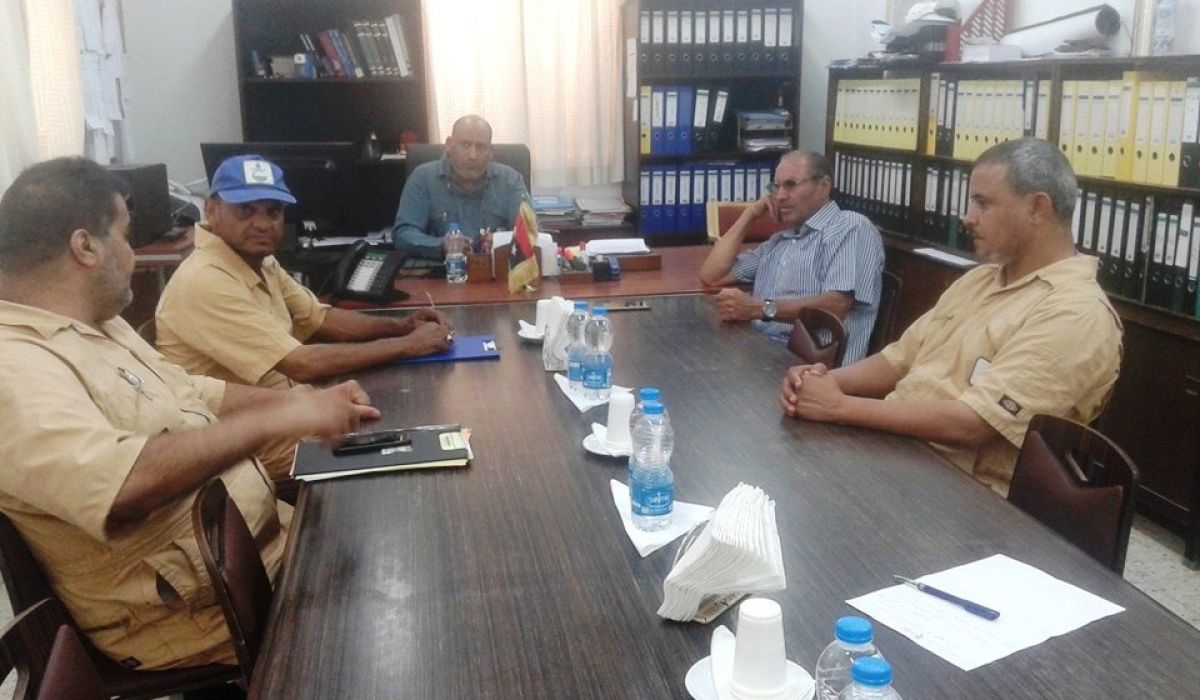 مراقب حقل النافورة يناقش كيفية إيجاد حل لاستمرار إمدادات المياه للحقل