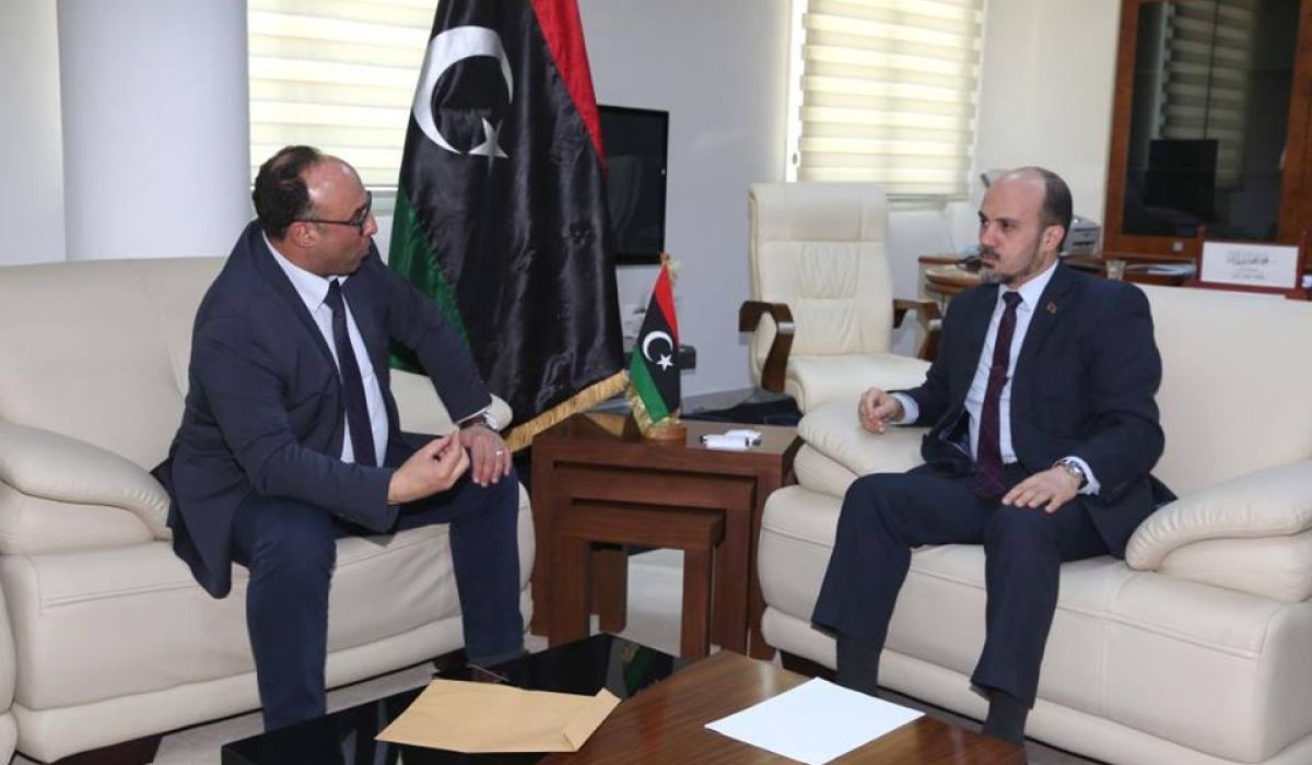 عضو المجلس الرئاسي يناقش مع وزير الاقتصاد توفير السلع الأساسية للمواطنين