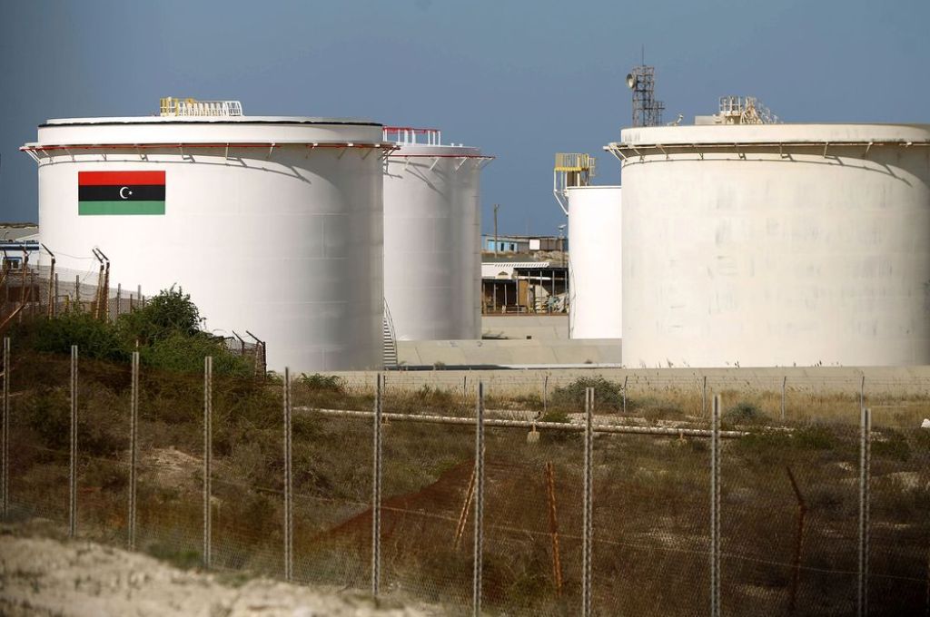 السراج يوافق على 299 معاملة لاستيراد الأدوية والمعدات والمستلزمات الطبية ضمن الموازنة الاستيرادية