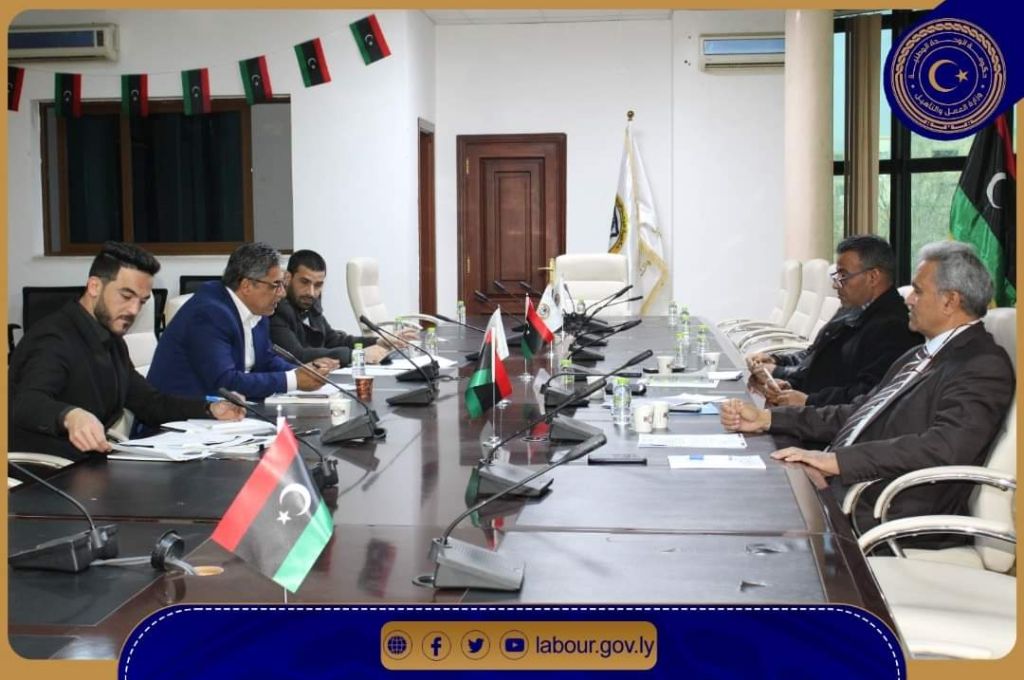 اجتماع لمناقشة آلية تنفيذ برامج التدريب للباحثين عن عمل بالمنطقة الشرقية