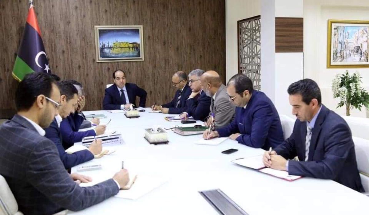 معيتيق يبحث مع وزراء الوفاق الخدمات المقدمة للنازحين وأزمات الجنوب الليبي