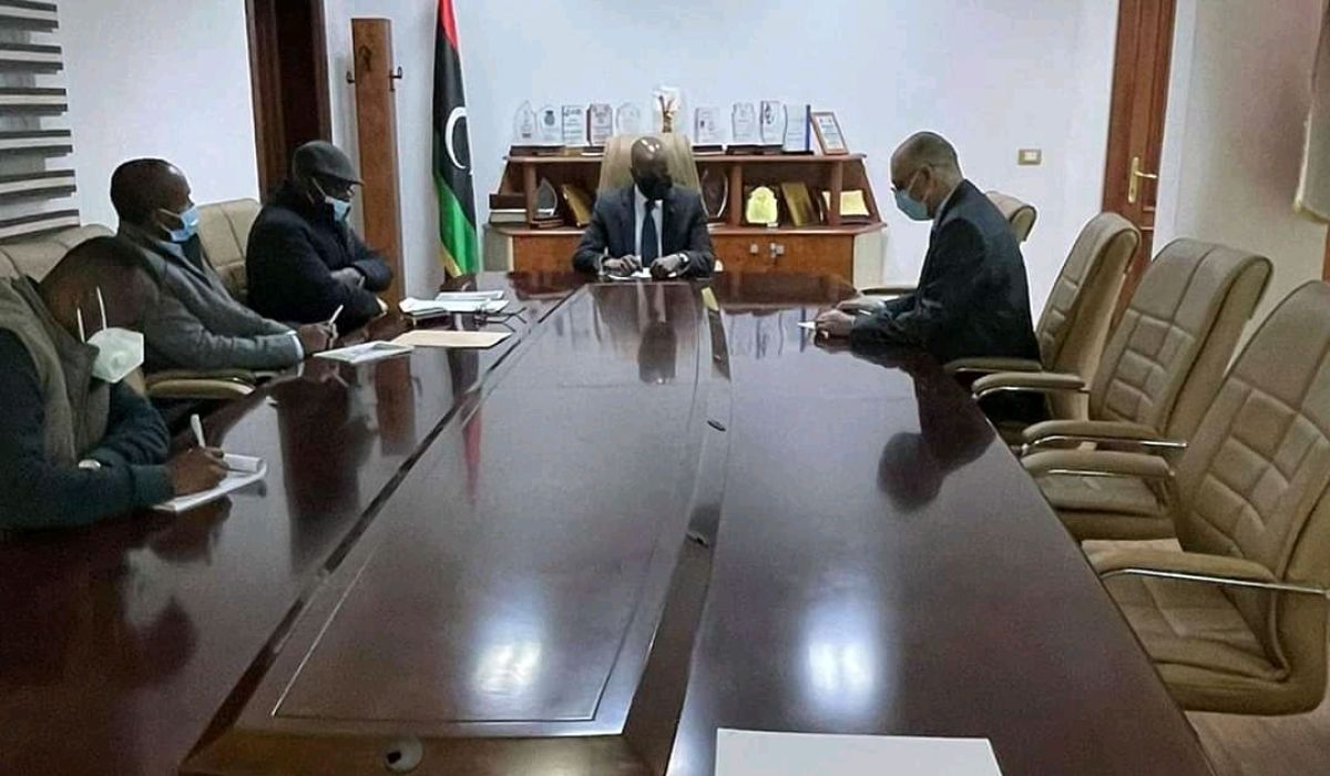 وزير العمل وتأهيل يجتمع مع عميد بلدية مرزق لمناقشة سير العمل بالبلدية