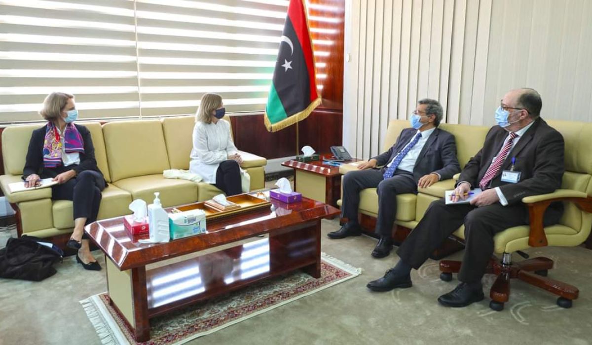 وزير النفط والغاز يناقش مع سفيرة فرنسا لدى ليبيا أوجه التعاون في مجال النفط والغاز والطاقات المتجددة