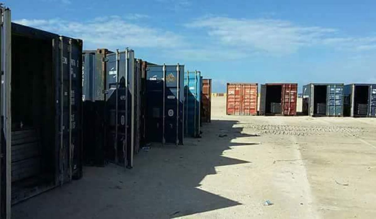 40 حاوية تحمل الطوب بدل السكر بميناء بنغازي البحري