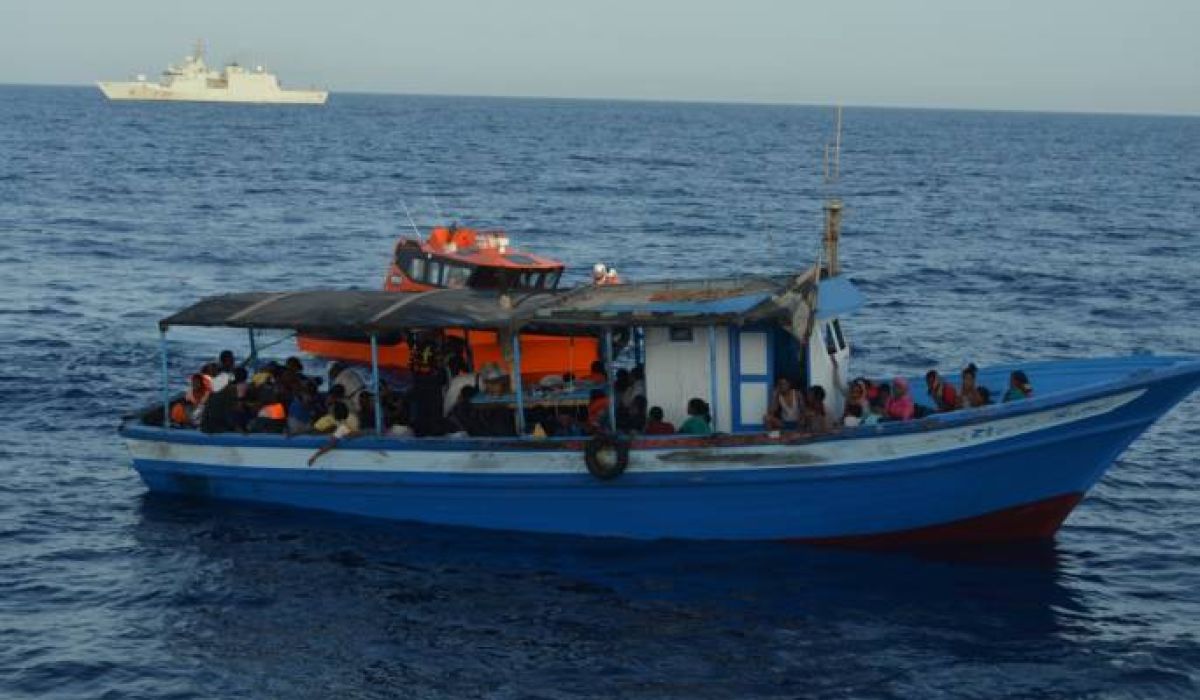 السفن الأيطالية تنقذ 450 مهاجر غير شرعي على سفينة صيد ليبية وترفض دخولهم إلى أيطاليا