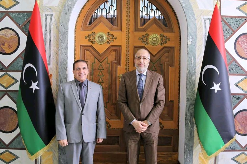 خاص.. عضو بلجنة سعر الصرف يكشف أسباب ارتفاع وانخفاض الدولار أمام الدينار.. تابع التفاصيل
