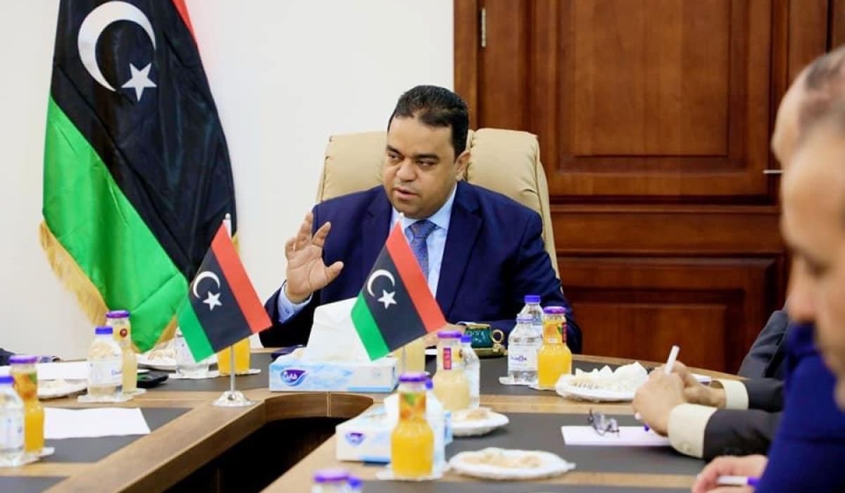 العابد يتابع مع الجهات المعنية تنظيم منح تأشيرات العمل