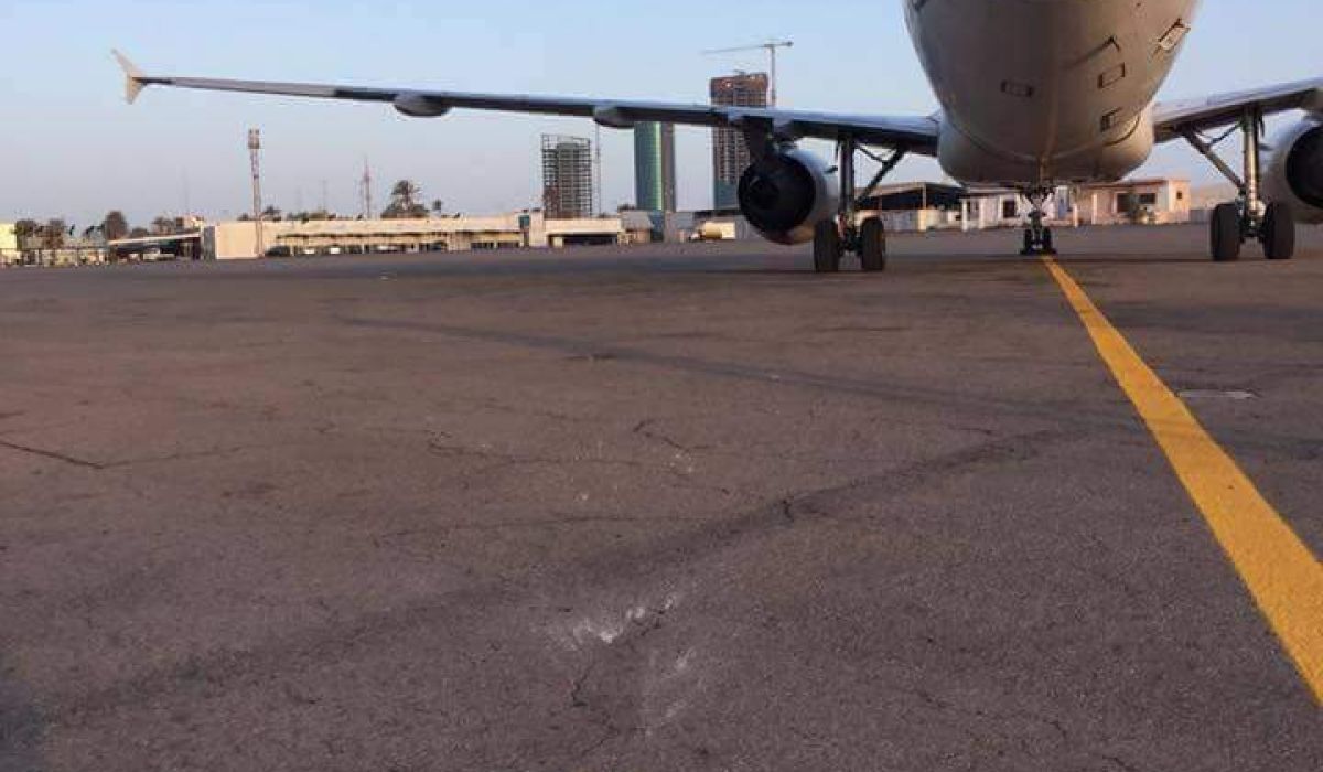 شركة الطيران القابضة تدين الأحداث التي وقعت بمطار معيتيقة وإصابة إحدى الطائرات