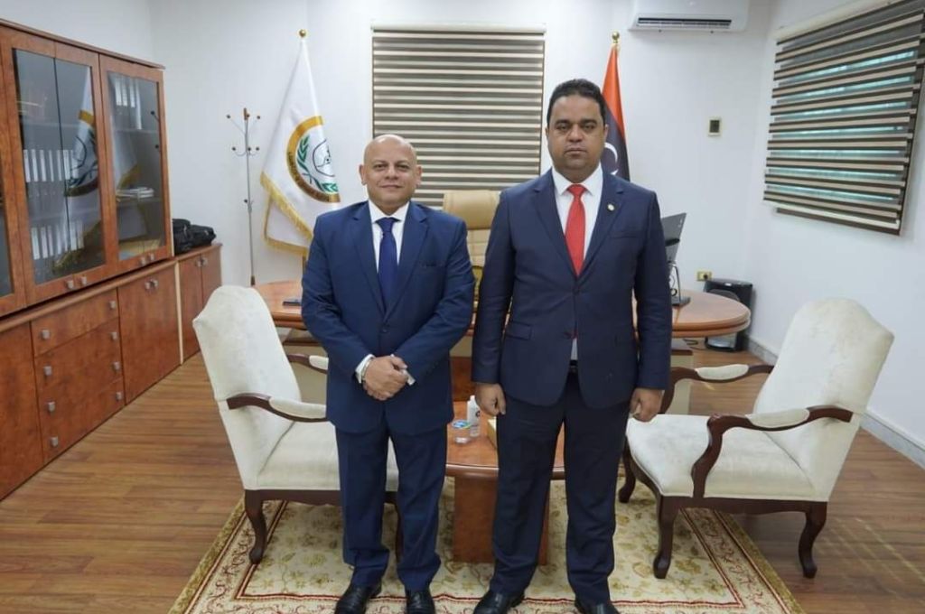 محمد عون يقوم بزيارة تفقدية لمجمع الزاوية النفطي للوقوف على حال المنتجين بهذه المواقع
