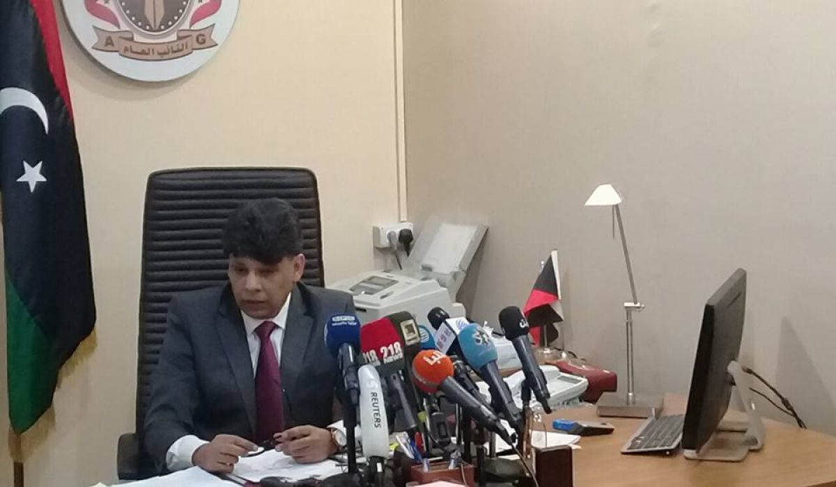 الصديق الصور يكشف كيفية تهريب الوقود خلال مؤتمر صحفي