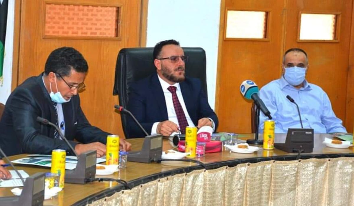 وزير الصناعة والمعادن يتعهد بتقديم المساعدة للشركات بالمنطقة الصناعية تاجوراء