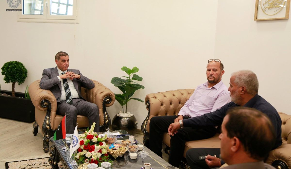 "القطراني" يبحث مع مراقبي وزارة الاقتصاد درنة والقبة ملف الاقتصاد والسجل التجاري العام للدولة