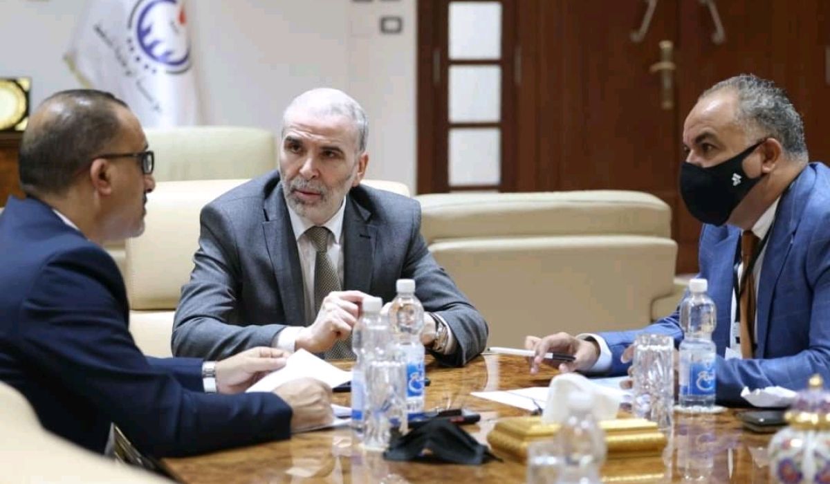 صنع الله يناقش مع شركتي الخليج العربي للنفط والجوف للتقنية النفطية كيفية سير عمليات الإنتاج في ظل تأخر الميزانيات