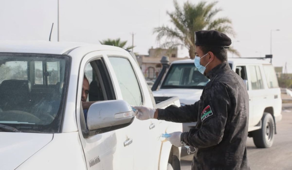 مديرية أمن أوجلة تصدر تعليماتها بتوزيع الكمامات والقفازات على كافة المواطنين بالبلدية