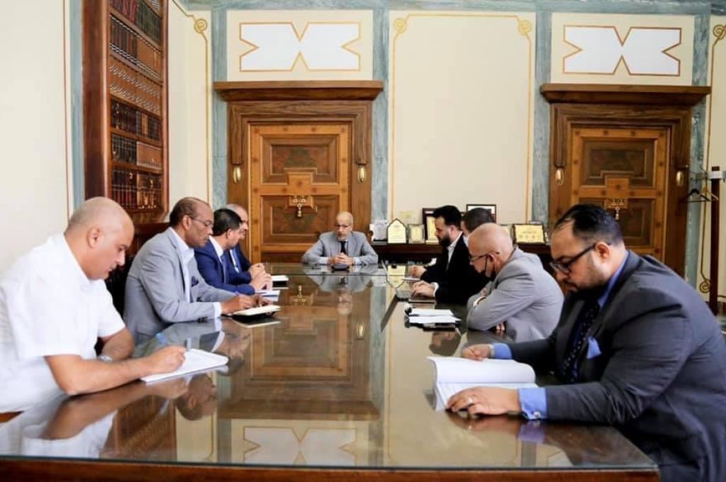 وزير الصحة يعلن الإفراج عن مكافآت العاملين بمراكز العزل