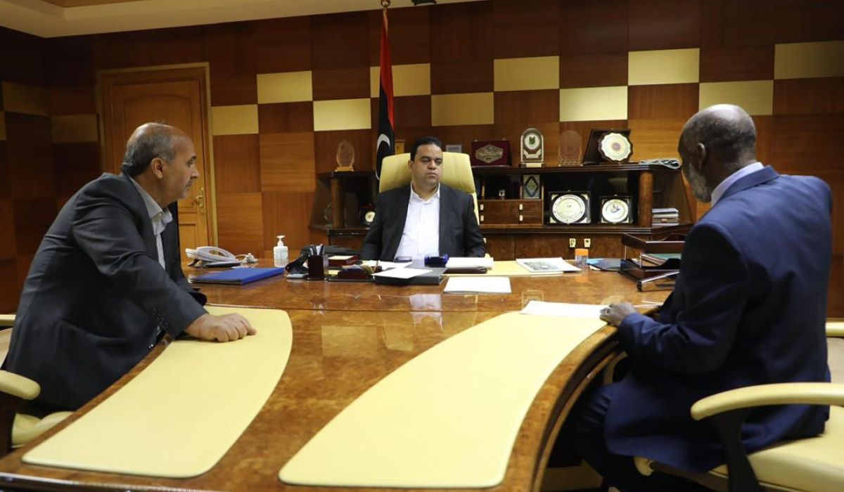 "العابد" يجتمع مع مراقب الاقتصاد والتجارة ببلدية الشرقية لبحث المشاكل والعراقيل التي تواجههم