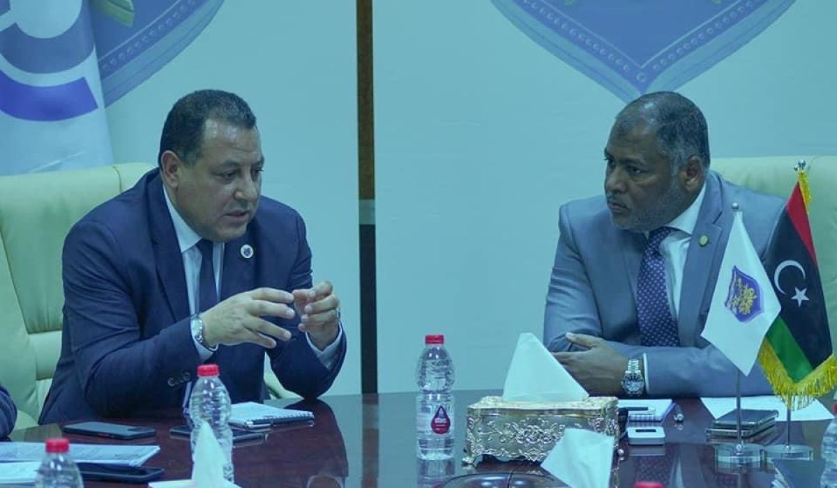 خلال زيارته لمصلحة الجمارك .. وزير المالية يناقش أبرز الملفات المتعلقة بتتبع البضائع