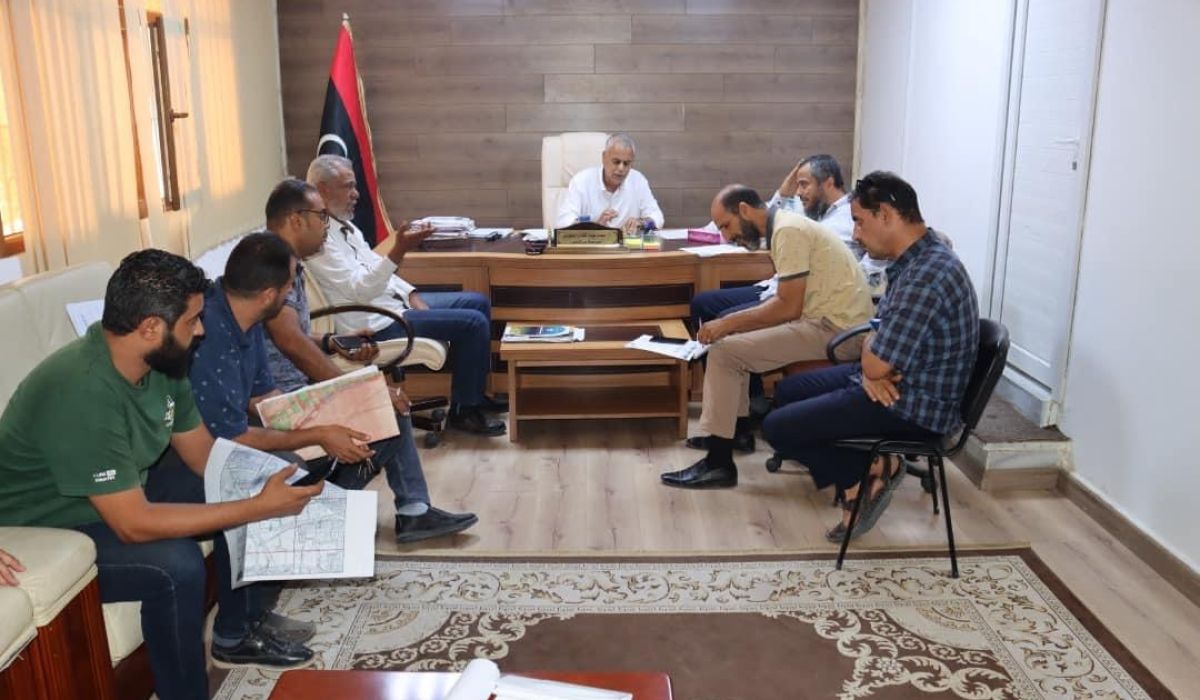 عميد بلدية حي الأندلس يتابع تنفيذ المشاريع بالبلدية