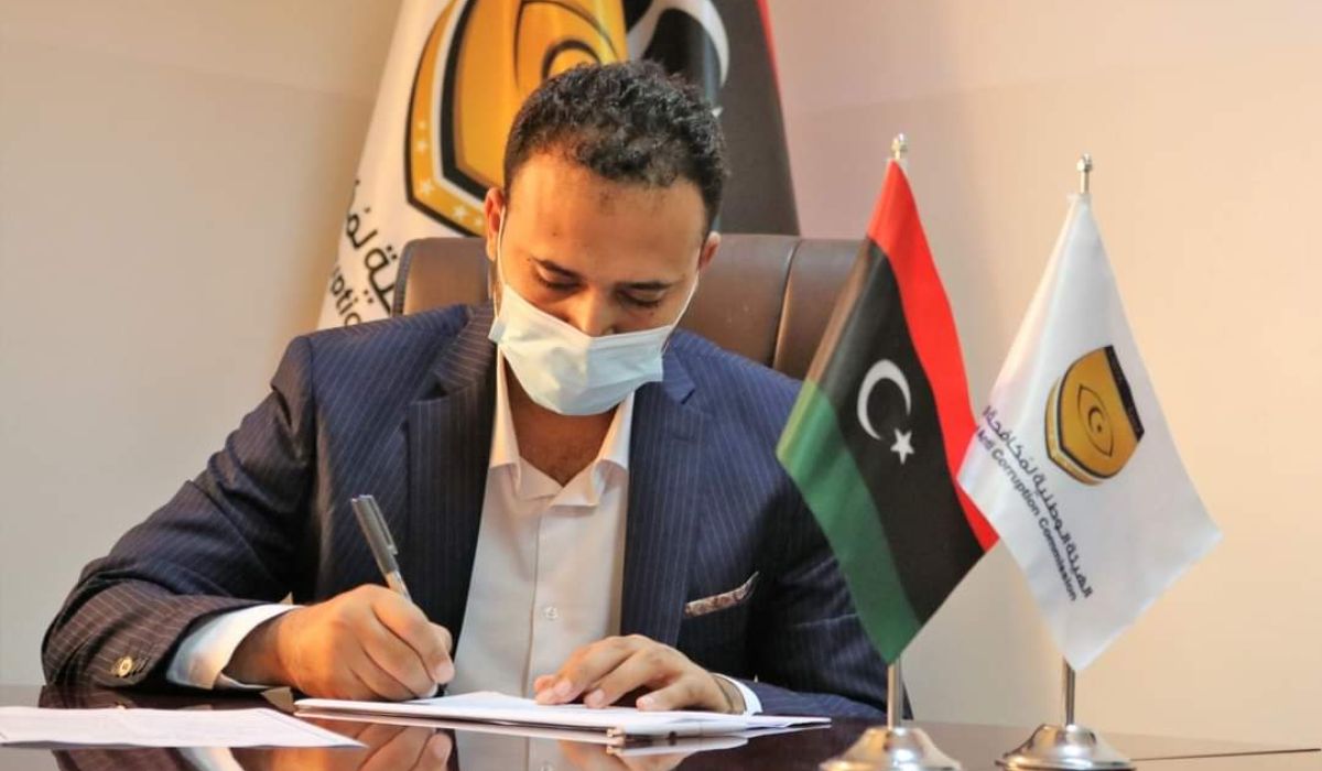 وكيل وزارة التربية والتعليم للديوان والمؤسسات يقوم بتعبئة إقرار الذمة المالية