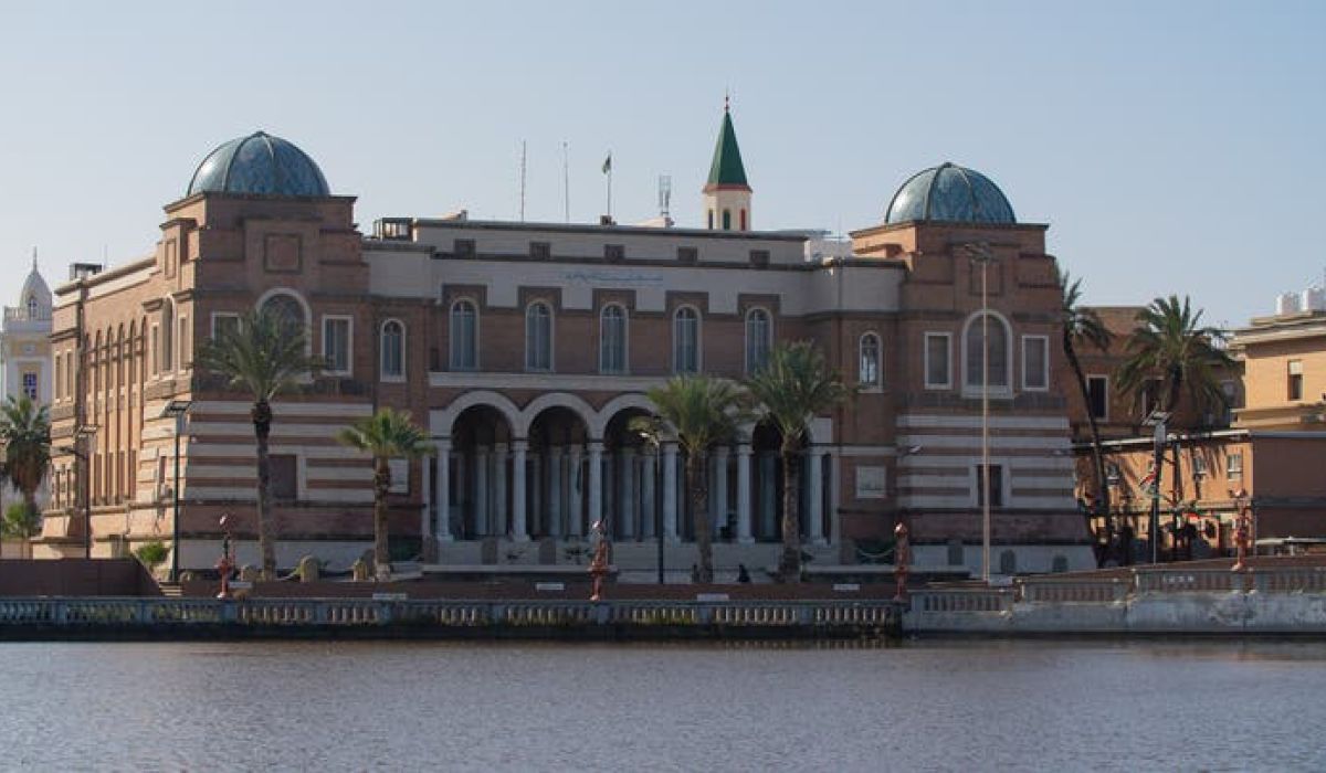 خاص.. "المركزي" يعمم على شركات ومكاتب الصرافة بتحديد ثلاثة حسابات مصرفية فقط