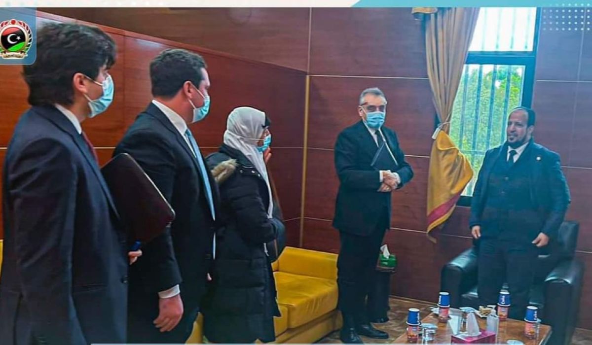 وزير الصحة يبحث مع السفير الإيطالي سبل تعزيز التعاون الصحي المشترك بين البلدين
