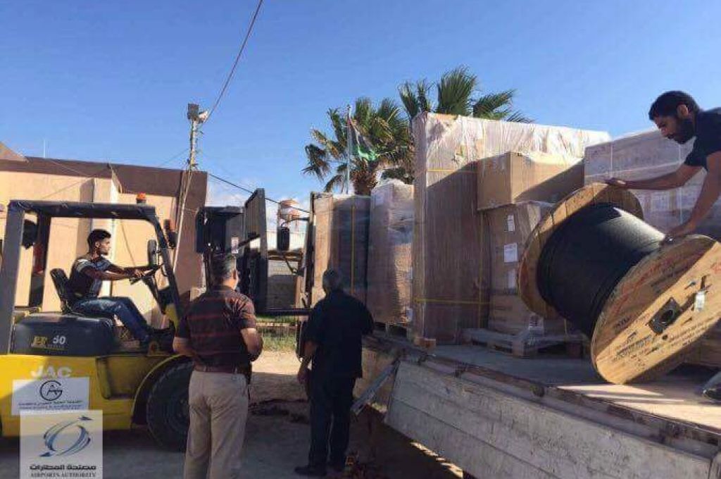وصول معدات خاصة بمطار معيتيقة