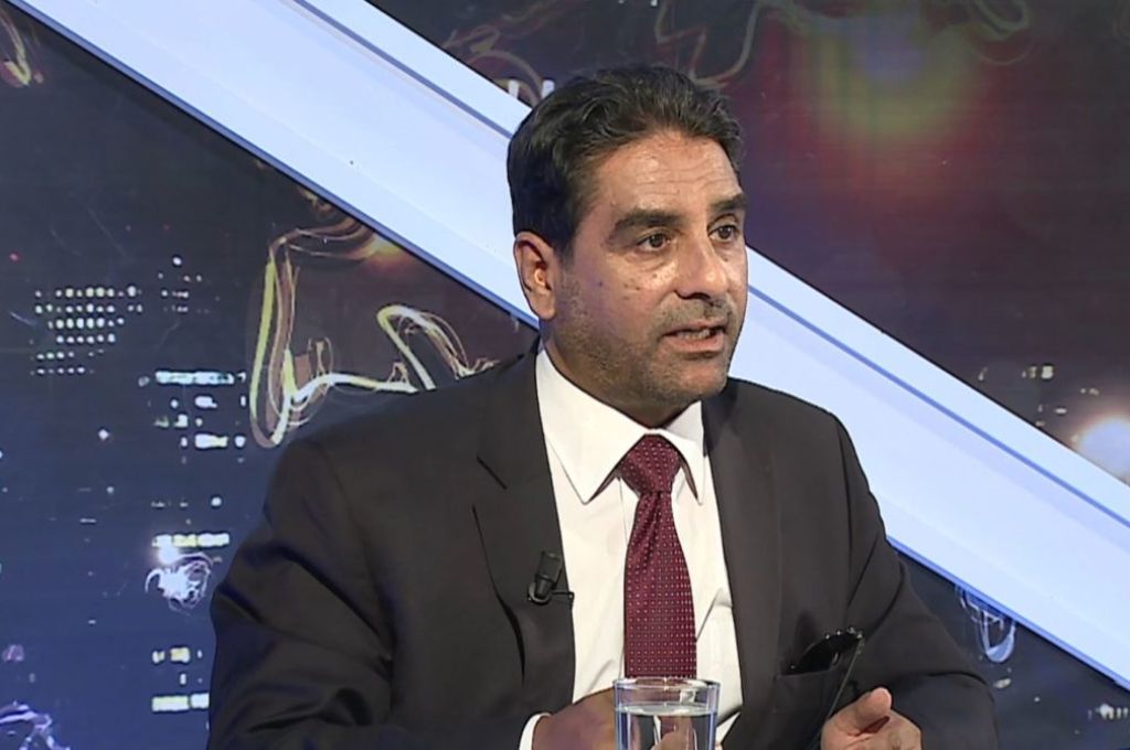 الثني يواصل بحث ملف المواطنين العالقين بالخارج ويتخذ حزمة من الإجراءات
