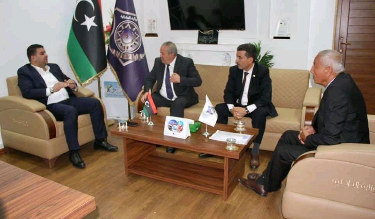 وكيلا وزارة الداخلية يعقدان اجتماعا خلال زيارة تفقدية لمصلحة الجوازات والجنسية وشؤون الأجانب