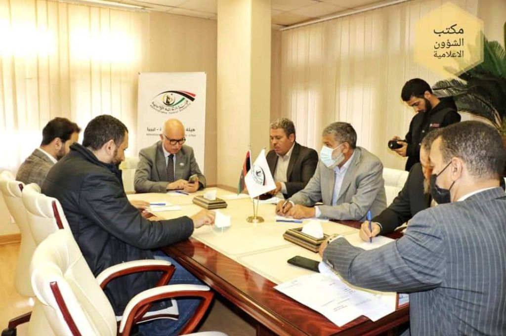 عدد من موظفي الجهات العامة يقدمون أوراقهم أمام هيئة مكافحة الفساد لغرض المشاركة في الانتخابات