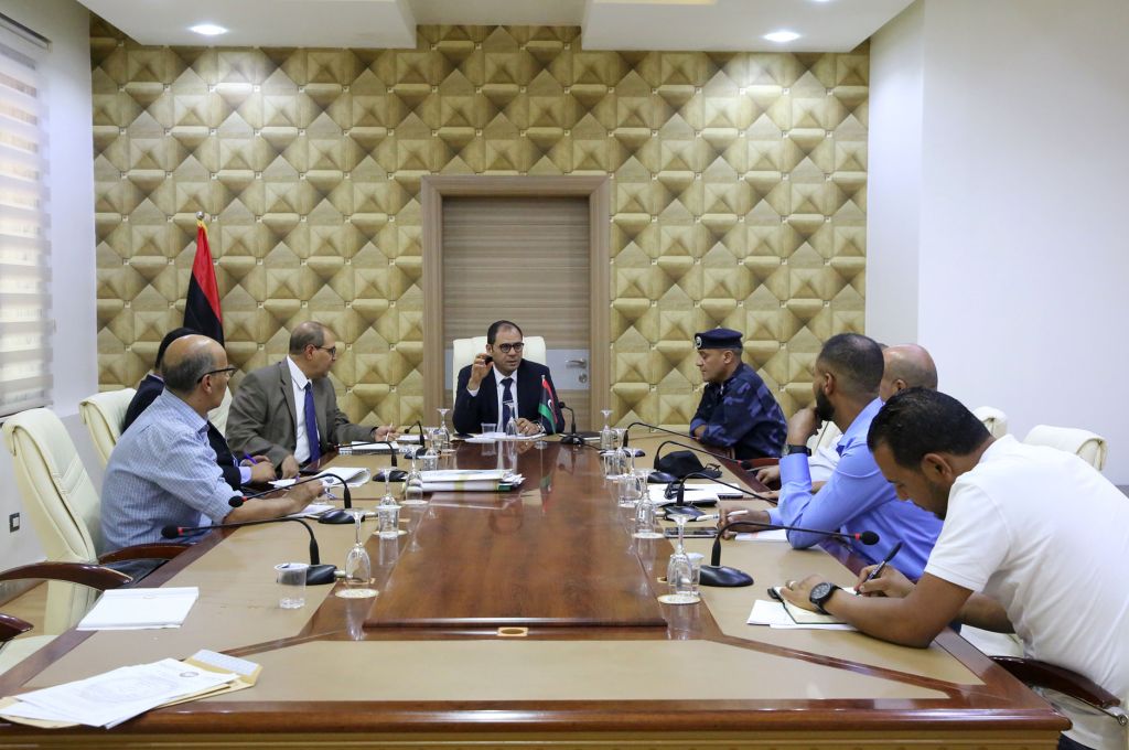 "عبد المجيد حمزة" يناقش مستجدات محطة أوباري الغازية