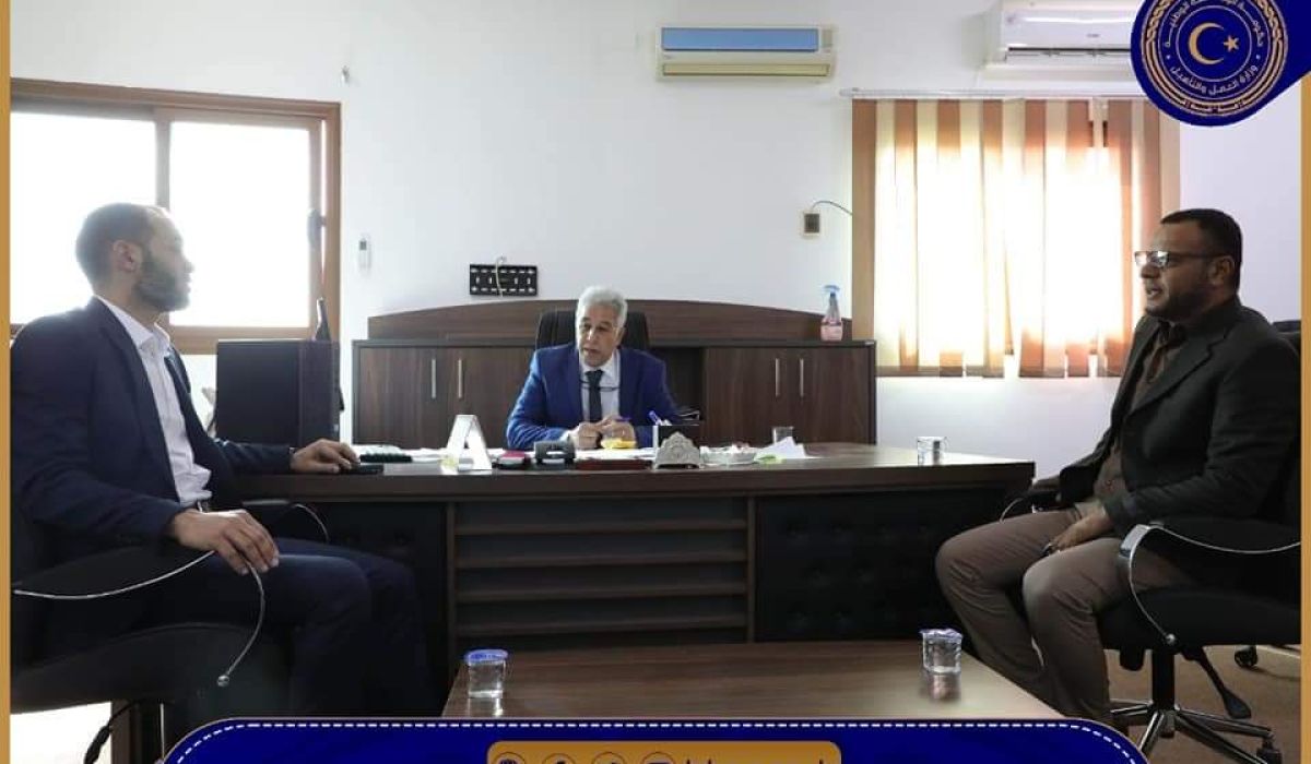 "العمل والتأهيل" تبحث سُبل تفعيل مركز التدريب بالزنتان