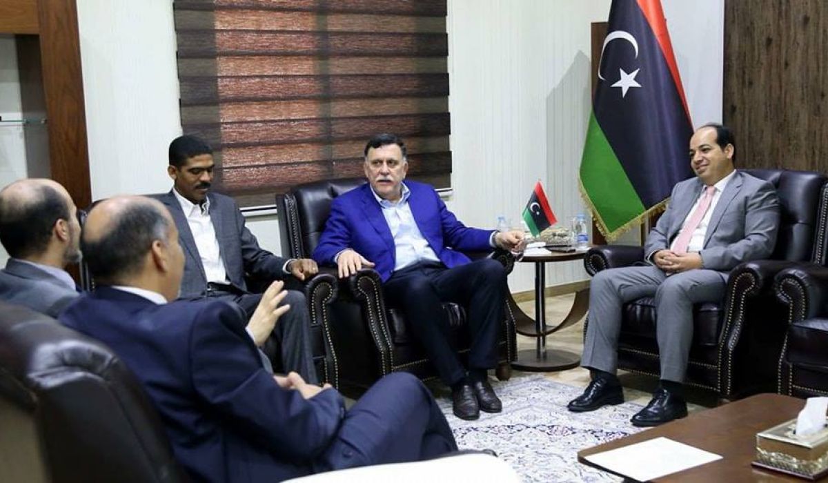 الرئاسي يؤكد في اجتماع له مع نائبيه البدء في برنامج الإصلاح الاقتصادي والمالي