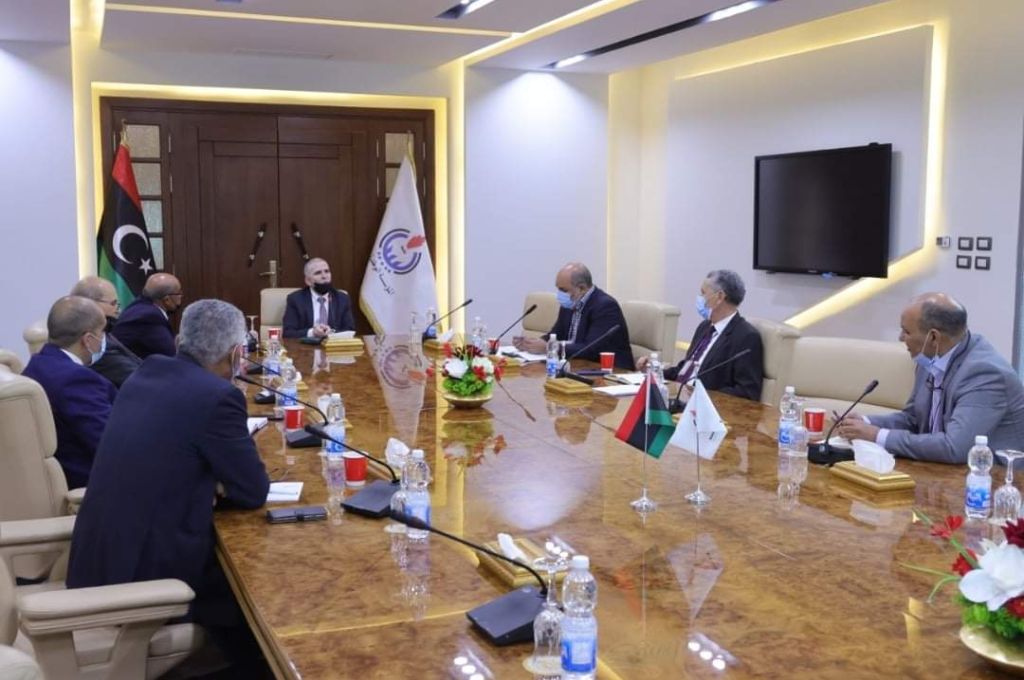 وكيل الصناعة والمعادن يشدد بضرورة المحافظة على التوزيع العادل للمشاريع التنمية