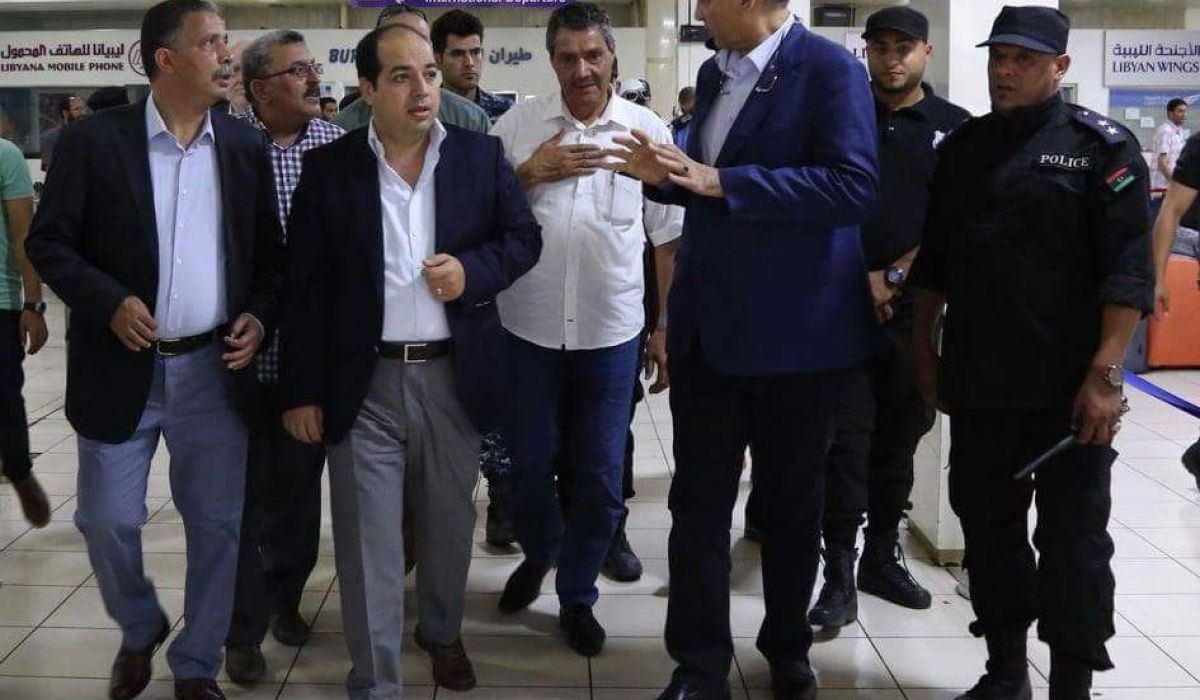 معيتيق يتفقد مطار معيتيقة بعد استئناف حركة الملاحة الجوية