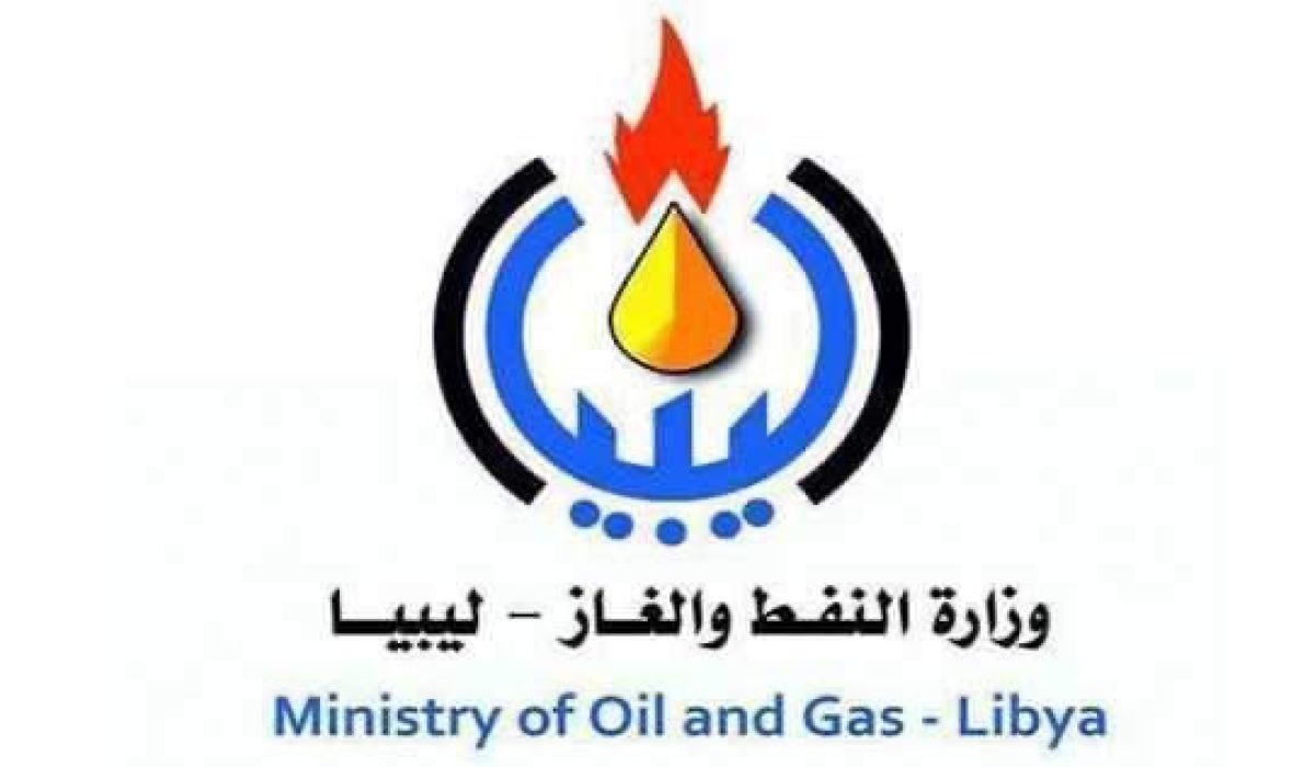 خاص...مسؤول نفطي يعلق على إيقاف الوزير إنشاء المصحة... ويكشف وجود لوبي يحارب الوزارة