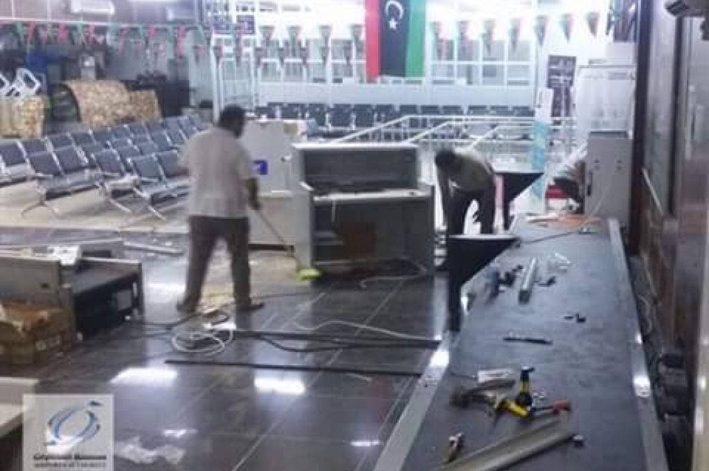 وصول معدات خاصة بمطار معيتيقة