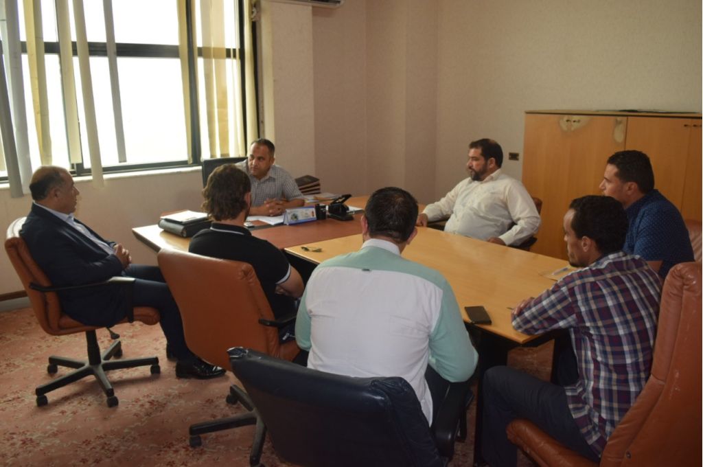 عقب لقائها بصنع الله .. ناتالي بيكر تدعو الأطراف إلى تحييد المؤسسة الوطنية للنفط عن الصراع