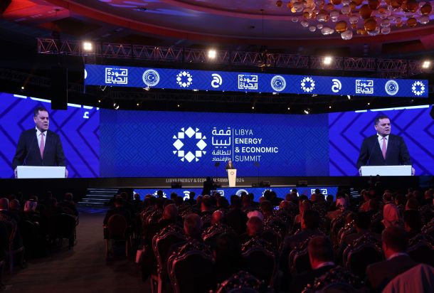 ذا ناشيونال: الكثير من الفساد المرتبط بالحكومتين يضع ليبيا في مأزق "مالي" خطير.. إليكم التفاصيل