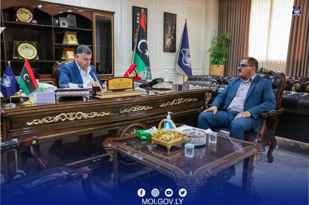 "خالد مازن" يبحث مع مدير مركز المعلومات والتوثيق ما تم إعداده وتجهيزه من قبل المركز من برامج وتطبيقات إلكترونية