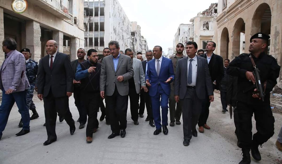 الثني يتفقد أضرار مدينة بنغازي ويتعهد بتعويضها مادياً