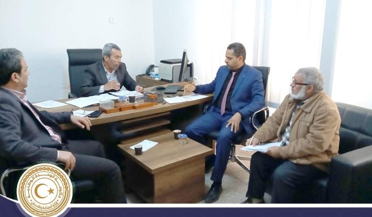 وزير الصناعة والمعادن يشدد على ضرورة الإسراع في الإجراءات لحصر الكميات الموجودة من القمح ومخزون الدقيق