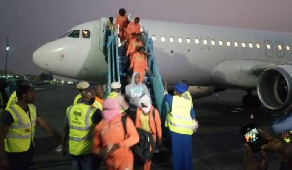 أوبا بنين يستقبل المهاجرين العائدين من ليبيا ويحدد راتب شهري لهم