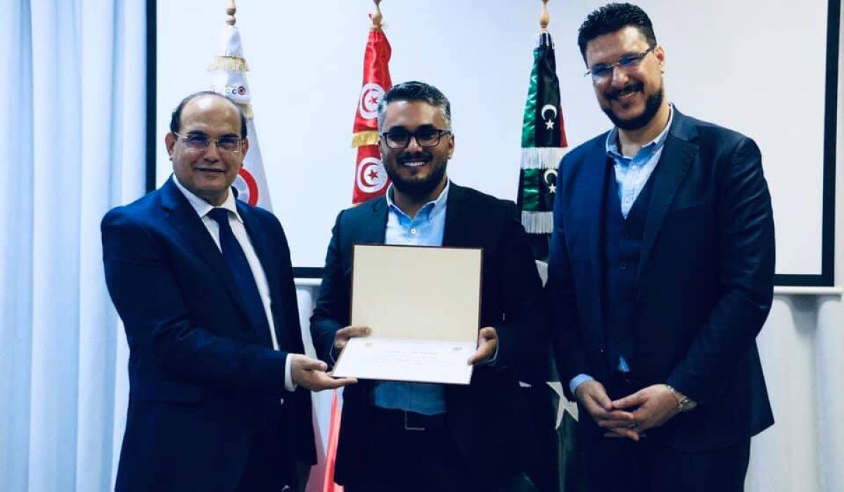 منح درع "إنجاز" للإعلامي أحمد السنوسي تثمينا لدوره في مكافحة الفساد